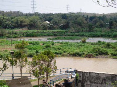 Kamijoro Barajı, Progo Nehri, 3 metre genişliğinde 161 metre uzunluğunda bir köprü boyunca uzanır..