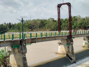 Kamijoro Barajı, Progo Nehri, 3 metre genişliğinde 161 metre uzunluğunda bir köprü boyunca uzanır..