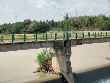 Kamijoro Barajı, Progo Nehri, 3 metre genişliğinde 161 metre uzunluğunda bir köprü boyunca uzanır..