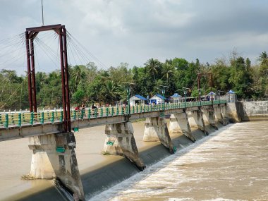 Kamijoro Barajı, Progo Nehri, 3 metre genişliğinde 161 metre uzunluğunda bir köprü boyunca uzanır..