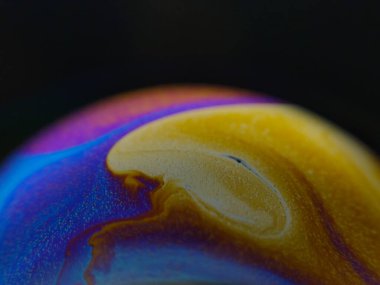 Makro fotoğrafçılığın güzelliği renkli gökkuşağı baloncukları köpükler köpükler köpükler köpükler köpükler, estetik bir gezegen sabunu gibi.