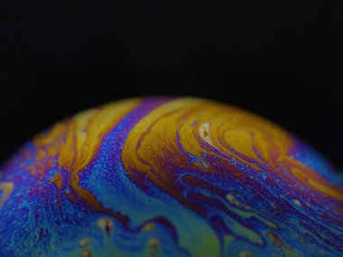 Makro fotoğrafçılığın güzelliği renkli gökkuşağı baloncukları köpükler köpükler köpükler köpükler köpükler, estetik bir gezegen sabunu gibi.