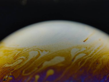 Makro fotoğrafçılığın güzelliği renkli gökkuşağı baloncukları köpükler köpükler köpükler köpükler köpükler, estetik bir gezegen sabunu gibi.