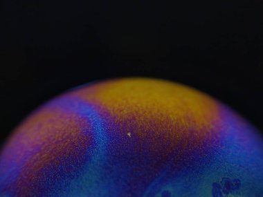 Makro fotoğrafçılığın güzelliği renkli gökkuşağı baloncukları köpükler köpükler köpükler köpükler köpükler, estetik bir gezegen sabunu gibi.