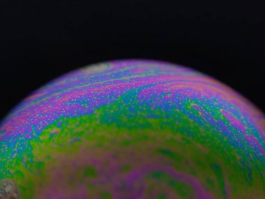 Makro fotoğrafçılığın güzelliği renkli gökkuşağı baloncukları köpükler köpükler köpükler köpükler köpükler, estetik bir gezegen sabunu gibi.