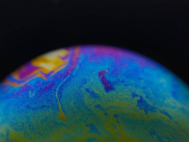 Makro fotoğrafçılığın güzelliği renkli gökkuşağı baloncukları köpükler köpükler köpükler köpükler köpükler, estetik bir gezegen sabunu gibi.