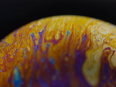 Makro fotoğrafçılığın güzelliği renkli gökkuşağı baloncukları köpükler köpükler köpükler köpükler köpükler, estetik bir gezegen sabunu gibi.