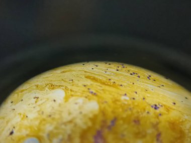 Makro fotoğrafçılığın güzelliği renkli gökkuşağı baloncukları köpükler köpükler köpükler köpükler köpükler, estetik bir gezegen sabunu gibi.