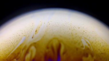 Sabun baloncuklarının makro fotoğrafından yapılmış renkli yapay gezegenin güzelliği