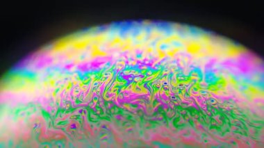 Sabun baloncuklarının makro fotoğrafından yapılmış renkli yapay gezegenin güzelliği