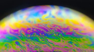 Sabun baloncuklarının makro fotoğrafından yapılmış renkli yapay gezegenin güzelliği