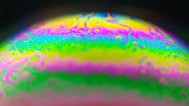 Sabun baloncuklarının makro fotoğrafından yapılmış renkli yapay gezegenin güzelliği