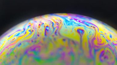 Sabun baloncuklarının makro fotoğrafından yapılmış renkli yapay gezegenin güzelliği