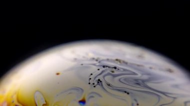 Sabun baloncuklarının makro fotoğrafından yapılmış renkli yapay gezegenin güzelliği