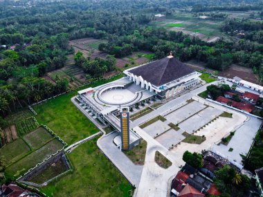 Endonezya Borobudur Tapınağı 'nın öncelikli turistik alanlarından biri olan Mungkid' te inşa edilen, Magelang 'daki Merkez Java' daki en büyük büyük cami.