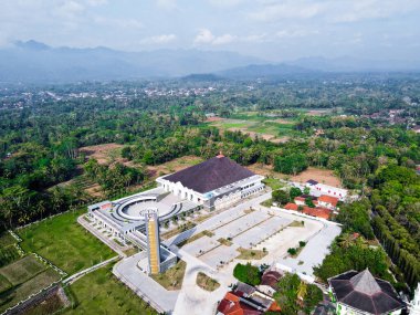 Endonezya Borobudur Tapınağı 'nın öncelikli turistik alanlarından biri olan Mungkid' te inşa edilen, Magelang 'daki Merkez Java' daki en büyük büyük cami.