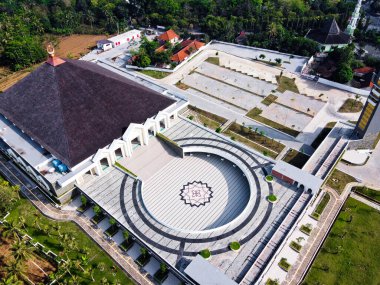 Endonezya Borobudur Tapınağı 'nın öncelikli turistik alanlarından biri olan Mungkid' te inşa edilen, Magelang 'daki Merkez Java' daki en büyük büyük cami.