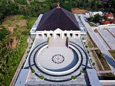 Endonezya Borobudur Tapınağı 'nın öncelikli turistik alanlarından biri olan Mungkid' te inşa edilen, Magelang 'daki Merkez Java' daki en büyük büyük cami.