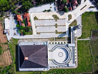 Endonezya Borobudur Tapınağı 'nın öncelikli turistik alanlarından biri olan Mungkid' te inşa edilen, Magelang 'daki Merkez Java' daki en büyük büyük cami.