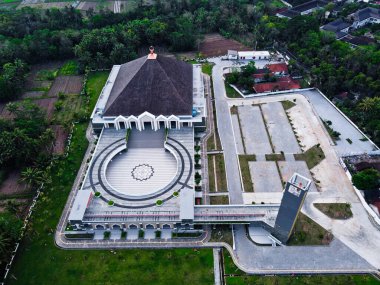 Endonezya Borobudur Tapınağı 'nın öncelikli turistik alanlarından biri olan Mungkid' te inşa edilen, Magelang 'daki Merkez Java' daki en büyük büyük cami.