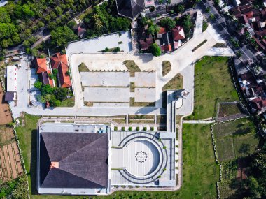 Endonezya Borobudur Tapınağı 'nın öncelikli turistik alanlarından biri olan Mungkid' te inşa edilen, Magelang 'daki Merkez Java' daki en büyük büyük cami.