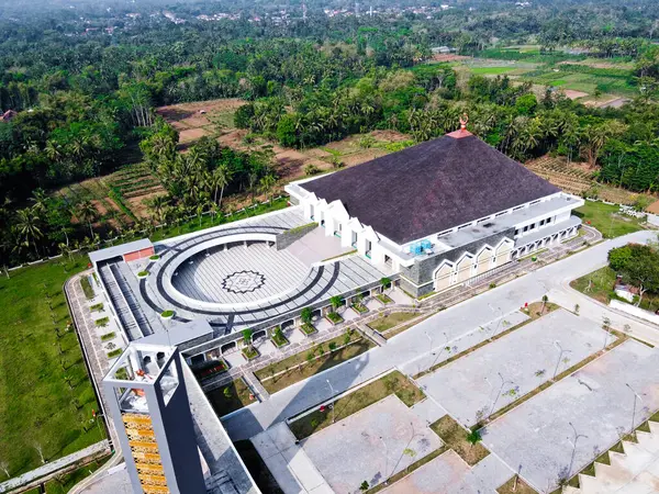 Endonezya Borobudur Tapınağı 'nın öncelikli turistik alanlarından biri olan Mungkid' te inşa edilen, Magelang 'daki Merkez Java' daki en büyük büyük cami.