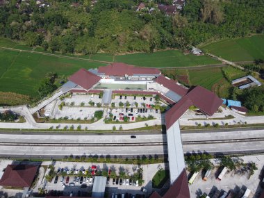 Merkez Java 'daki Semarang Solo paralı yolunun Lüks Dinlenme Alanı. Km 456 Salatiga, 5 Dağ Arasındaki Alışveriş Merkezi gibi.