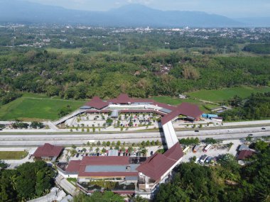 Merkez Java 'daki Semarang Solo paralı yolunun Lüks Dinlenme Alanı. Km 456 Salatiga, 5 Dağ Arasındaki Alışveriş Merkezi gibi.