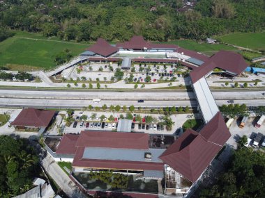 Merkez Java 'daki Semarang Solo paralı yolunun Lüks Dinlenme Alanı. Km 456 Salatiga, 5 Dağ Arasındaki Alışveriş Merkezi gibi.