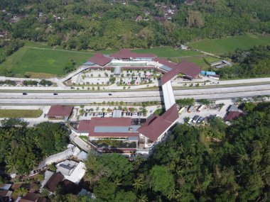 Merkez Java 'daki Semarang Solo paralı yolunun Lüks Dinlenme Alanı. Km 456 Salatiga, 5 Dağ Arasındaki Alışveriş Merkezi gibi.