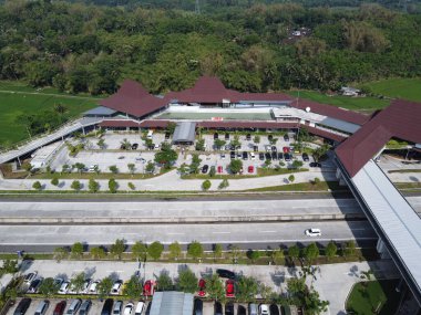 Merkez Java 'daki Semarang Solo paralı yolunun Lüks Dinlenme Alanı. Km 456 Salatiga, 5 Dağ Arasındaki Alışveriş Merkezi gibi.