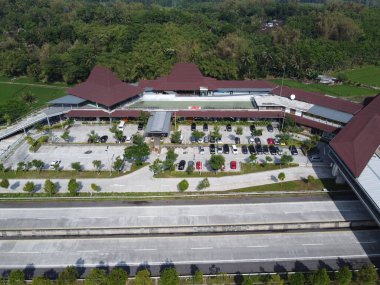 Merkez Java 'daki Semarang Solo paralı yolunun Lüks Dinlenme Alanı. Km 456 Salatiga, 5 Dağ Arasındaki Alışveriş Merkezi gibi.