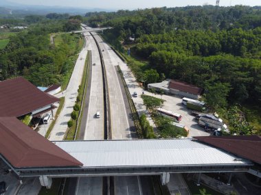 Merkez Java 'daki Semarang Solo paralı yolunun Lüks Dinlenme Alanı. Km 456 Salatiga, 5 Dağ Arasındaki Alışveriş Merkezi gibi.