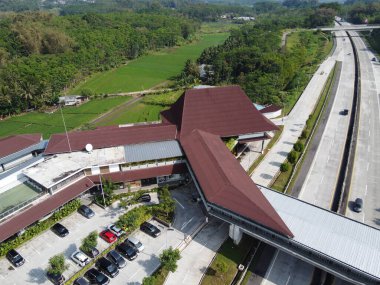 Merkez Java 'daki Semarang Solo paralı yolunun Lüks Dinlenme Alanı. Km 456 Salatiga, 5 Dağ Arasındaki Alışveriş Merkezi gibi.