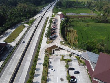 Merkez Java 'daki Semarang Solo paralı yolunun Lüks Dinlenme Alanı. Km 456 Salatiga, 5 Dağ Arasındaki Alışveriş Merkezi gibi.