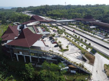 Merkez Java 'daki Semarang Solo paralı yolunun Lüks Dinlenme Alanı. Km 456 Salatiga, 5 Dağ Arasındaki Alışveriş Merkezi gibi.