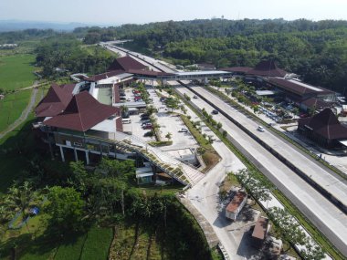 Merkez Java 'daki Semarang Solo paralı yolunun Lüks Dinlenme Alanı. Km 456 Salatiga, 5 Dağ Arasındaki Alışveriş Merkezi gibi.