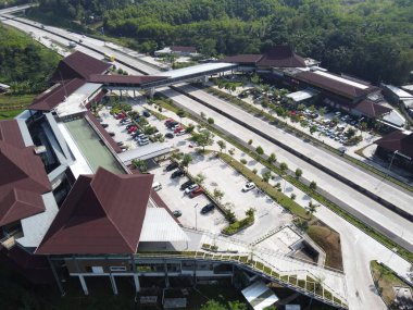 Merkez Java 'daki Semarang Solo paralı yolunun Lüks Dinlenme Alanı. Km 456 Salatiga, 5 Dağ Arasındaki Alışveriş Merkezi gibi.