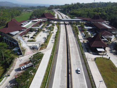 Merkez Java 'daki Semarang Solo paralı yolunun Lüks Dinlenme Alanı. Km 456 Salatiga, 5 Dağ Arasındaki Alışveriş Merkezi gibi.
