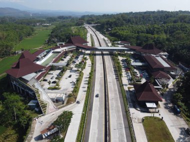 Merkez Java 'daki Semarang Solo paralı yolunun Lüks Dinlenme Alanı. Km 456 Salatiga, 5 Dağ Arasındaki Alışveriş Merkezi gibi.