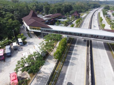 Merkez Java 'daki Semarang Solo paralı yolunun Lüks Dinlenme Alanı. Km 456 Salatiga, 5 Dağ Arasındaki Alışveriş Merkezi gibi.