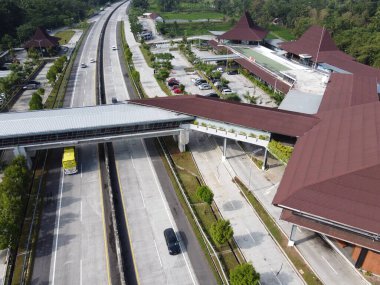 Merkez Java 'daki Semarang Solo paralı yolunun Lüks Dinlenme Alanı. Km 456 Salatiga, 5 Dağ Arasındaki Alışveriş Merkezi gibi.