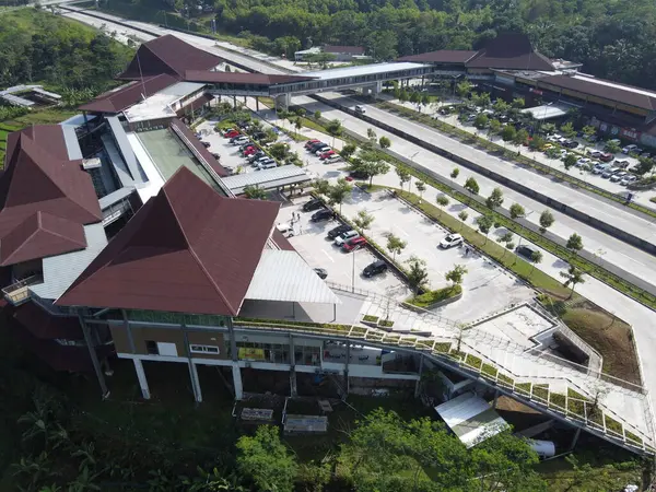 Merkez Java 'daki Semarang Solo paralı yolunun Lüks Dinlenme Alanı. Km 456 Salatiga, 5 Dağ Arasındaki Alışveriş Merkezi gibi.