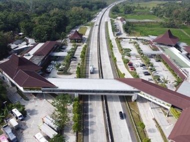 Merkez Java 'daki Semarang Solo paralı yolunun Lüks Dinlenme Alanı. Km 456 Salatiga, 5 Dağ Arasındaki Alışveriş Merkezi gibi.