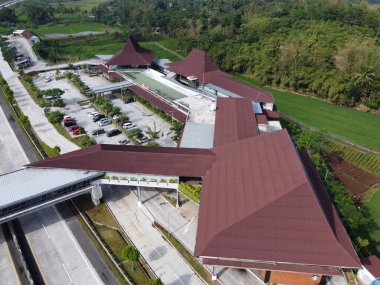 Merkez Java 'daki Semarang Solo paralı yolunun Lüks Dinlenme Alanı. Km 456 Salatiga, 5 Dağ Arasındaki Alışveriş Merkezi gibi.