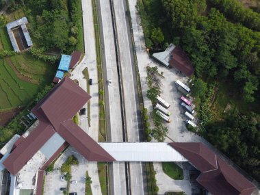 Merkez Java 'daki Semarang Solo paralı yolunun Lüks Dinlenme Alanı. Km 456 Salatiga, 5 Dağ Arasındaki Alışveriş Merkezi gibi.