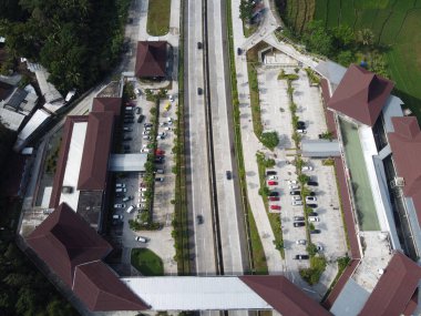 Merkez Java 'daki Semarang Solo paralı yolunun Lüks Dinlenme Alanı. Km 456 Salatiga, 5 Dağ Arasındaki Alışveriş Merkezi gibi.