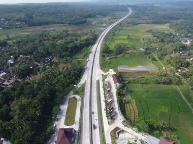Merkez Java 'daki Semarang Solo paralı yolunun Lüks Dinlenme Alanı. Km 456 Salatiga, 5 Dağ Arasındaki Alışveriş Merkezi gibi.