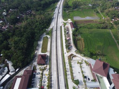 Merkez Java 'daki Semarang Solo paralı yolunun Lüks Dinlenme Alanı. Km 456 Salatiga, 5 Dağ Arasındaki Alışveriş Merkezi gibi.