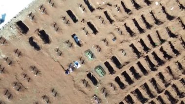 Semarang şehrinde patlak veren 19 salgını yüzünden ölen cesetler için halk mezarlığı kompleksinin hava manzarası.